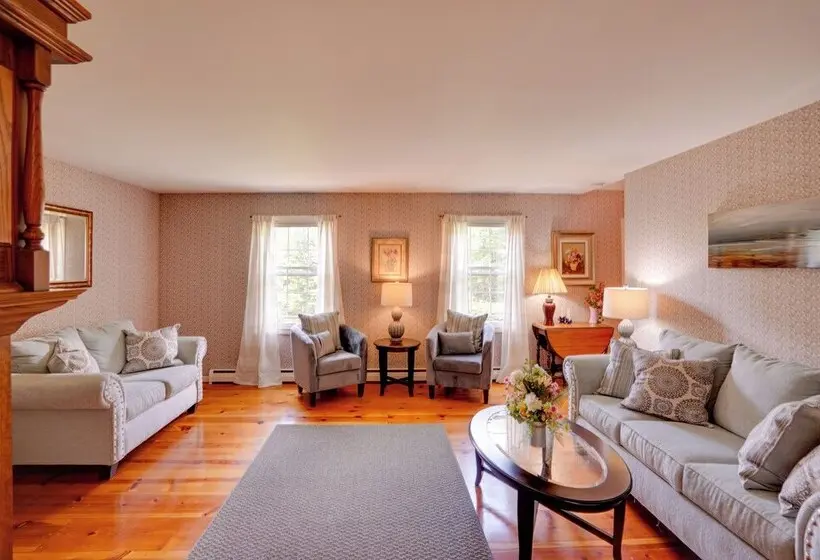 Pittsfield Home W/ Deck   12 Mi To Jiminy Peak!