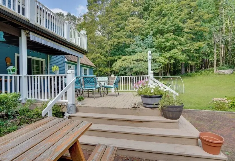 Pittsfield Home W/ Deck   12 Mi To Jiminy Peak!