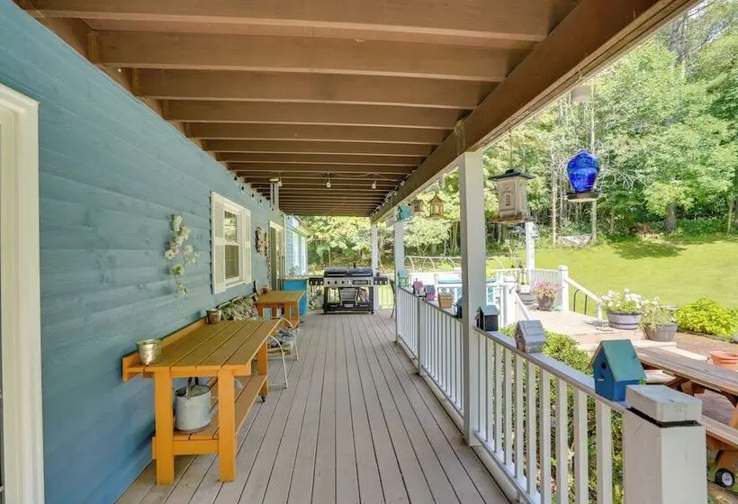 Pittsfield Home W/ Deck   12 Mi To Jiminy Peak!