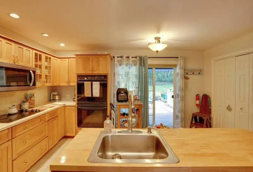 Pittsfield Home W/ Deck   12 Mi To Jiminy Peak!