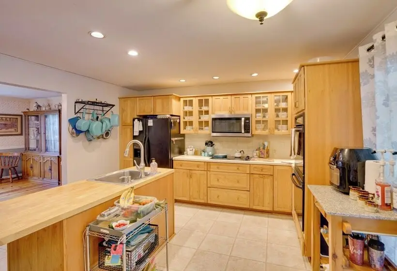 Pittsfield Home W/ Deck   12 Mi To Jiminy Peak!