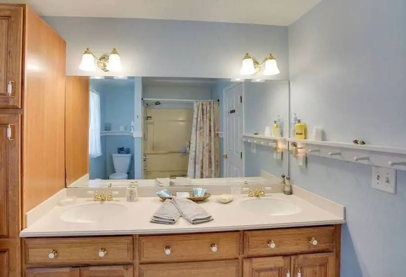 Pittsfield Home W/ Deck   12 Mi To Jiminy Peak!