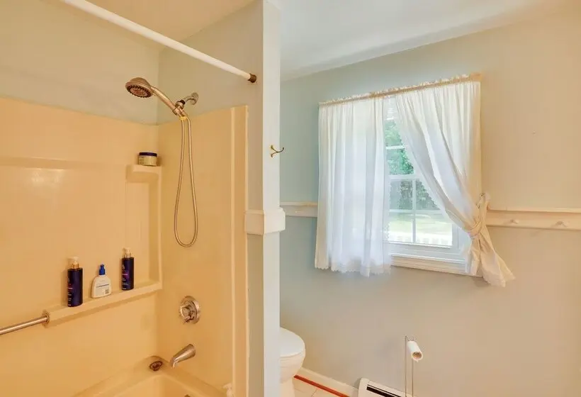 Pittsfield Home W/ Deck   12 Mi To Jiminy Peak!