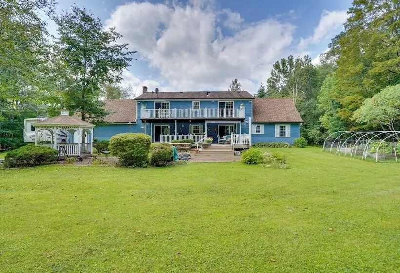 Pittsfield Home W/ Deck   12 Mi To Jiminy Peak!