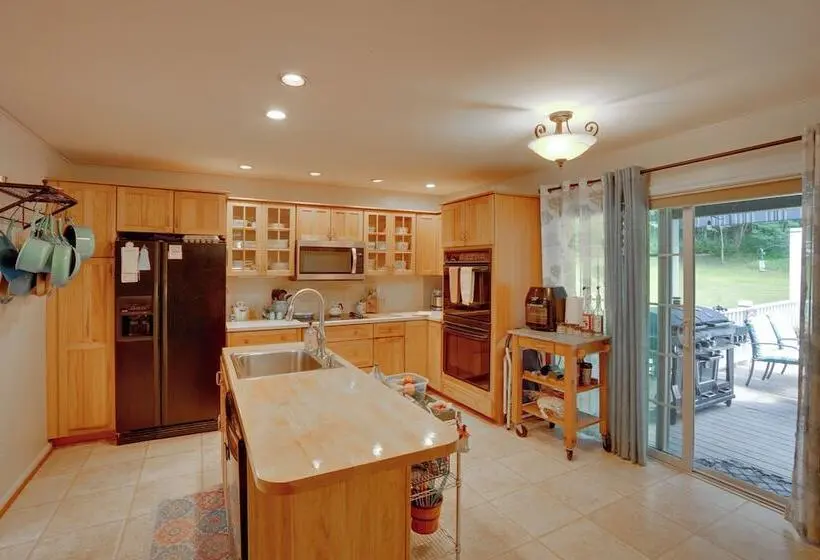 Pittsfield Home W/ Deck   12 Mi To Jiminy Peak!