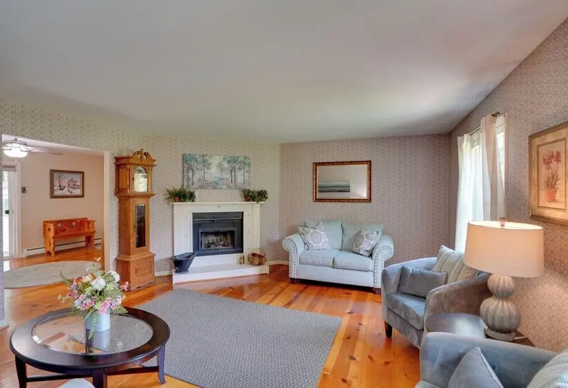 Pittsfield Home W/ Deck   12 Mi To Jiminy Peak!