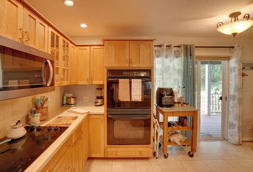 Pittsfield Home W/ Deck   12 Mi To Jiminy Peak!