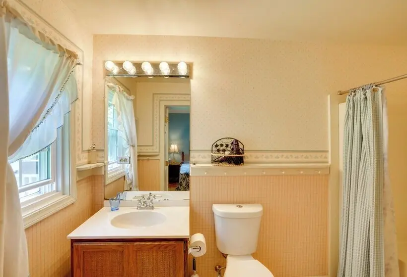 Pittsfield Home W/ Deck   12 Mi To Jiminy Peak!