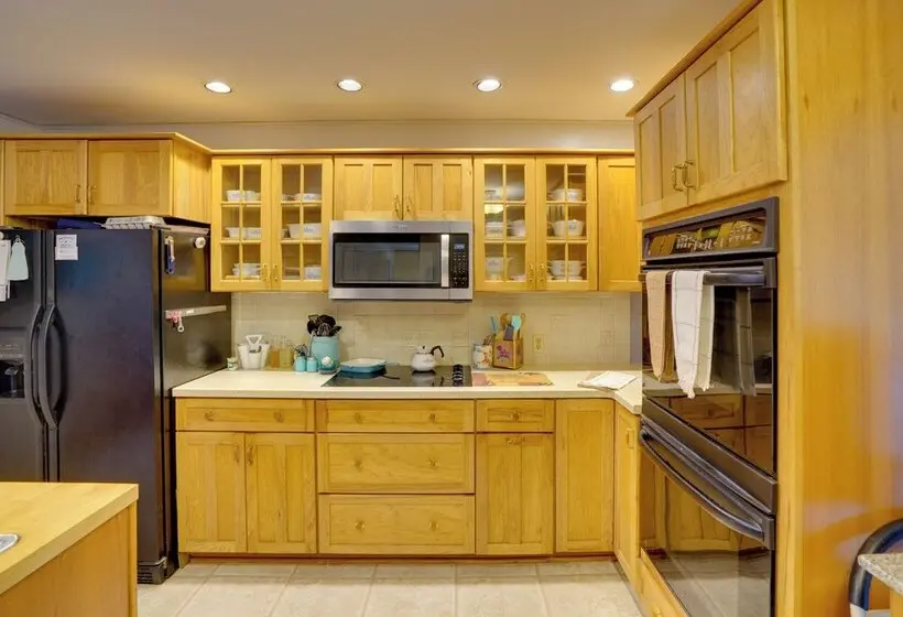 Pittsfield Home W/ Deck   12 Mi To Jiminy Peak!