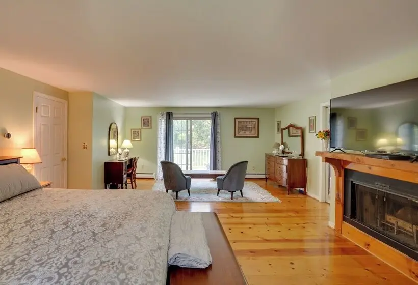 Pittsfield Home W/ Deck   12 Mi To Jiminy Peak!