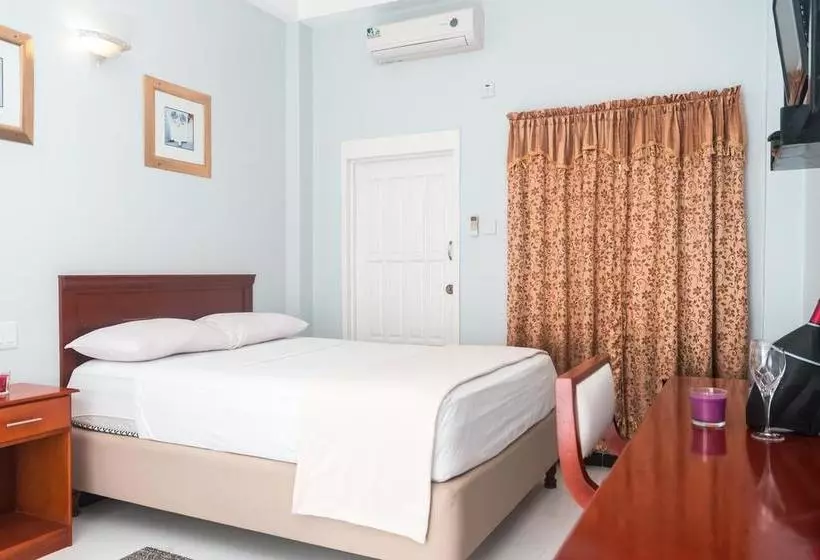 هتل Status International