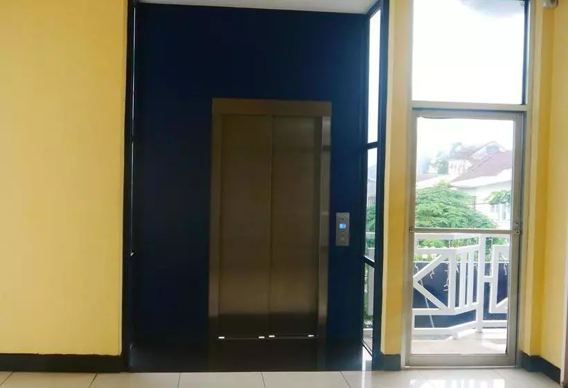 هتل Status International