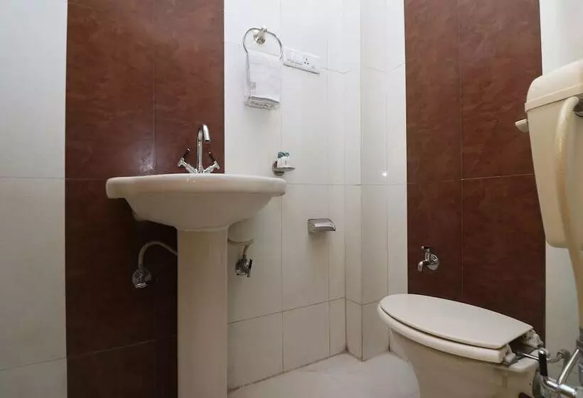 Oyo 9847 Hotel Blue Empire