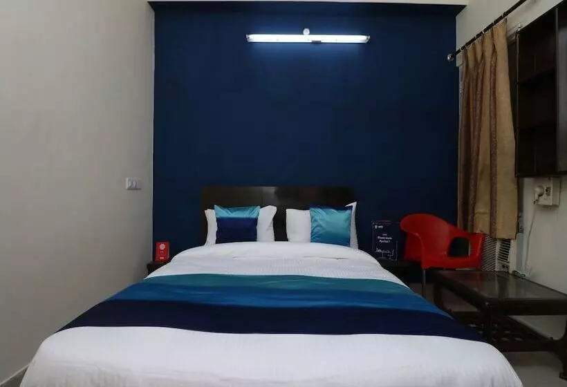 Oyo 9847 Hotel Blue Empire