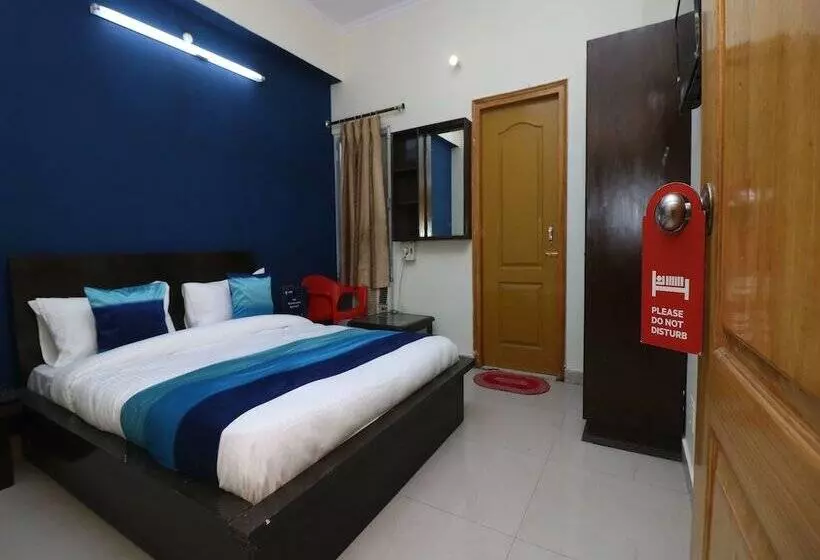 Oyo 9847 Hotel Blue Empire