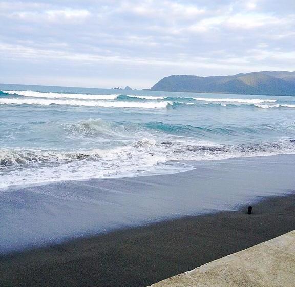 הוסטל Charlie S Point Ocean Wave Resort