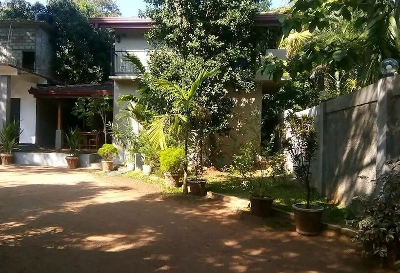 هتل Umesh Home Stay