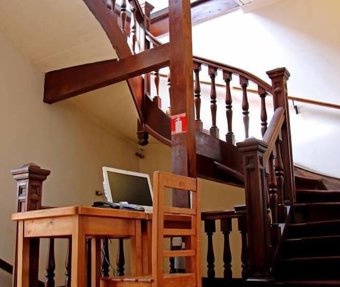 هتل Hostal Irreal