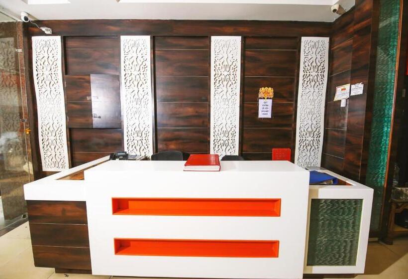 ホテル Lav Kush Deluxe