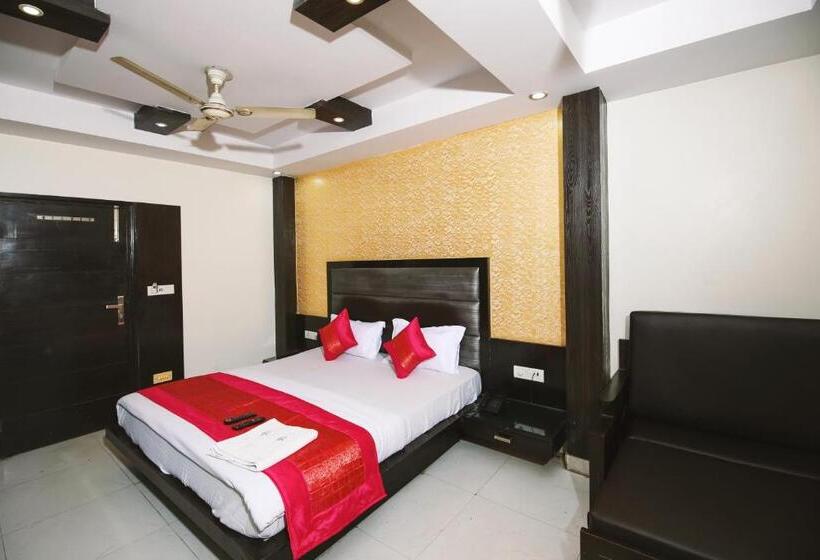 ホテル Lav Kush Deluxe