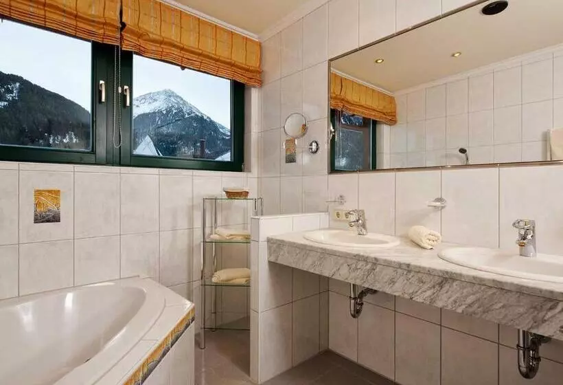Hotelli Alp Resort Tiroler Adler