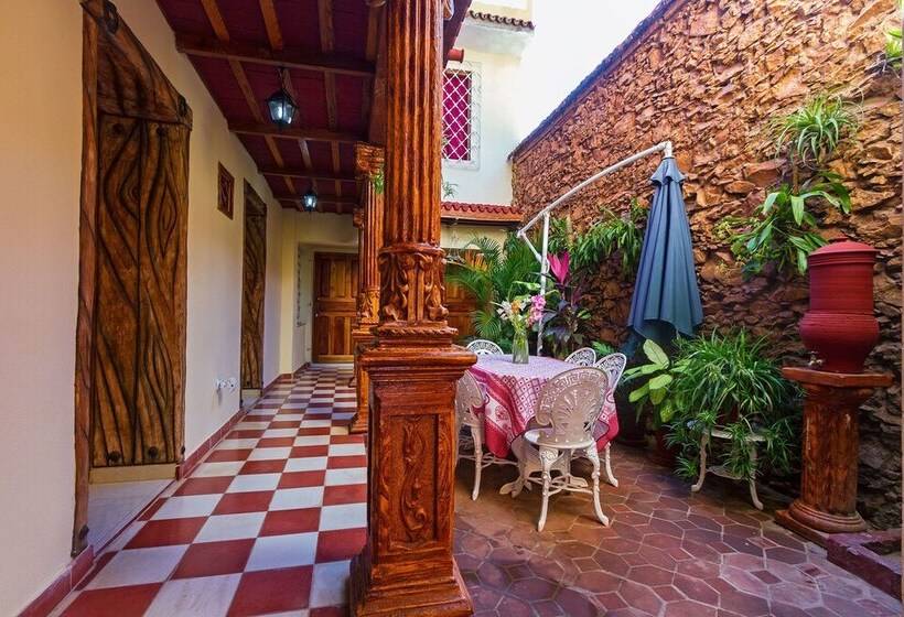 هتل Hostal Groning