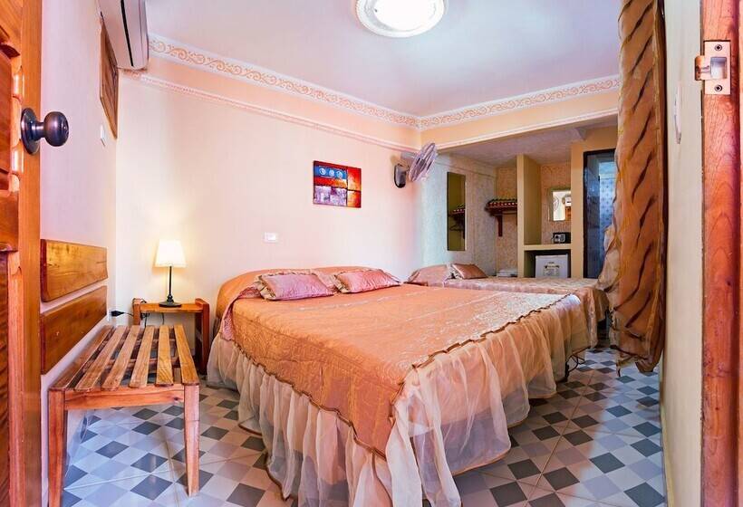 هتل Hostal Groning