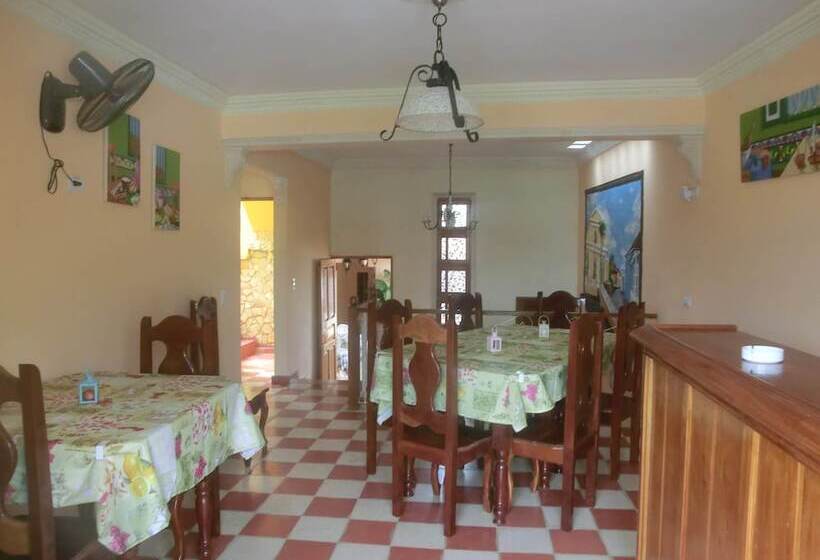 هتل Hostal Groning