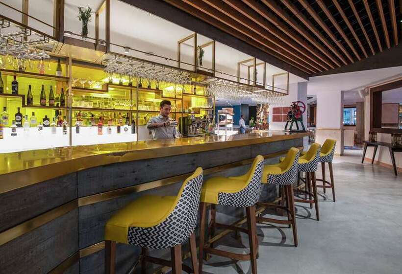 בית מלון כפרי Lincoln Plaza London, Curio Collection By Hilton