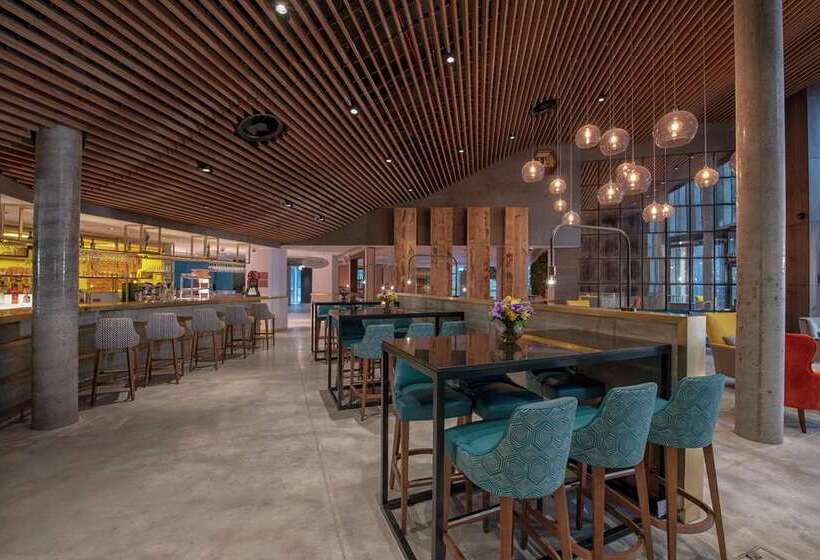 בית מלון כפרי Lincoln Plaza London, Curio Collection By Hilton