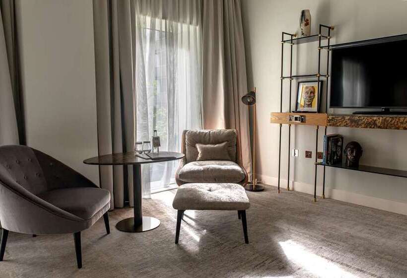 בית מלון כפרי Lincoln Plaza London, Curio Collection By Hilton