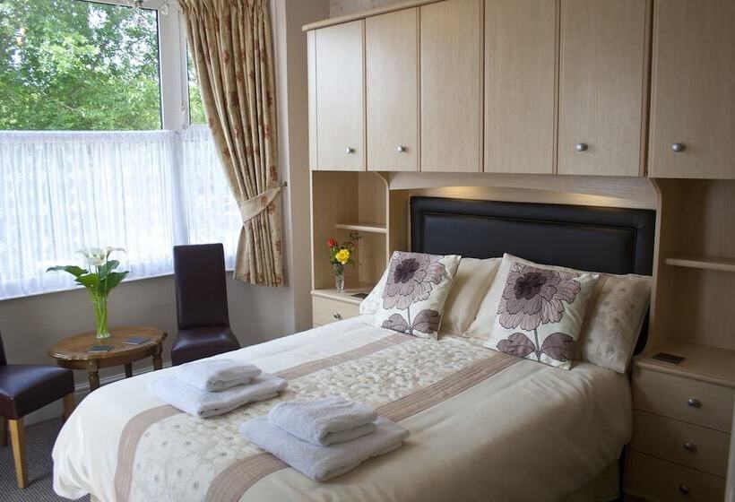Отель Linroy Guest House