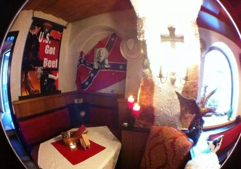 هتل Pension Rauchkuchl