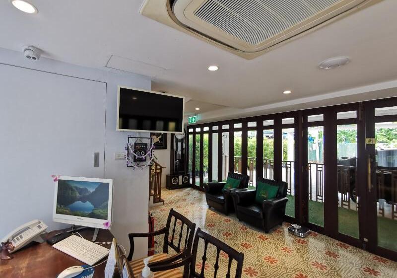 Otel Lertnimit Boutique