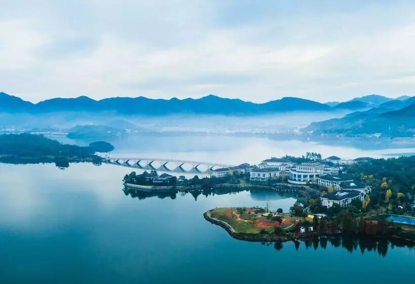 Hotelli New Century Resort Yuyao Siming Lake