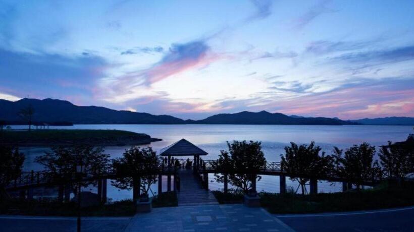 בית מלון כפרי New Century Resort Yuyao Siming Lake