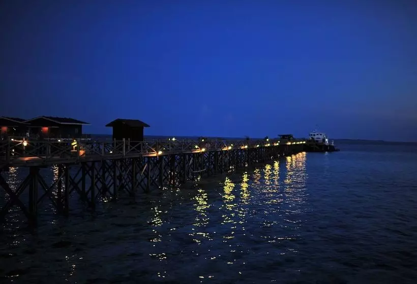 هتل Pom Pom Island Resort