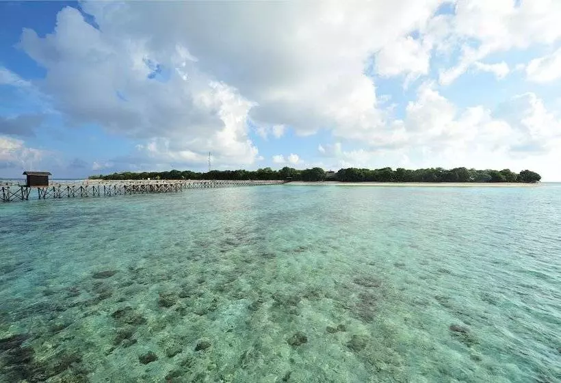 هتل Pom Pom Island Resort