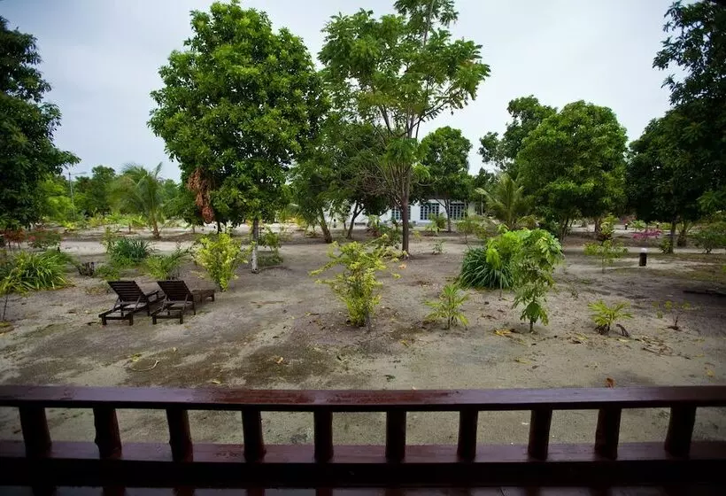 هتل Pom Pom Island Resort