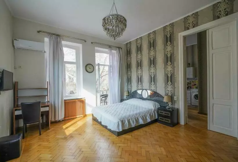 هتل Leon Rooms