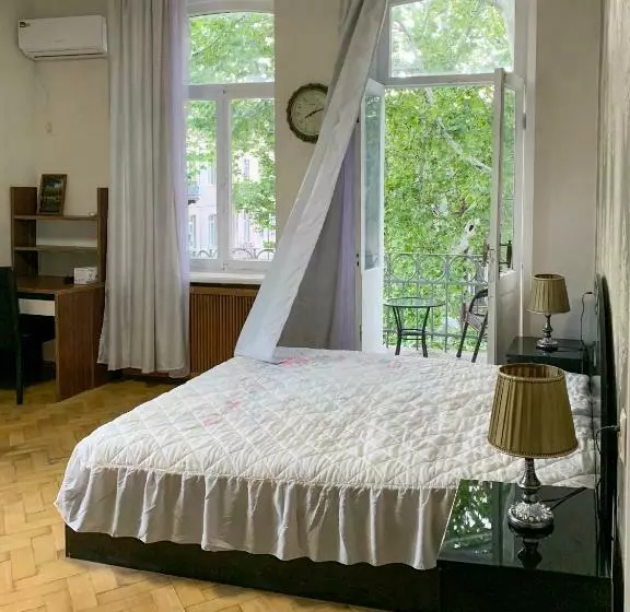 هتل Leon Rooms