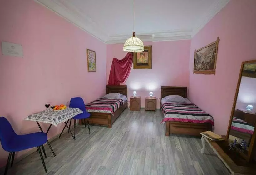 هتل Leon Rooms