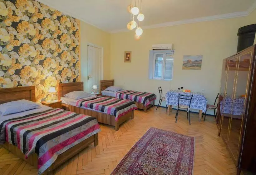 هتل Leon Rooms
