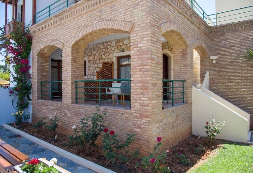 בית מלון כפרי Omega Platanias