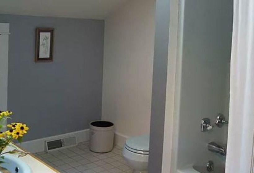 فندق Pine Hollow Inn