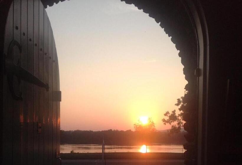 فندق The Manor On Front