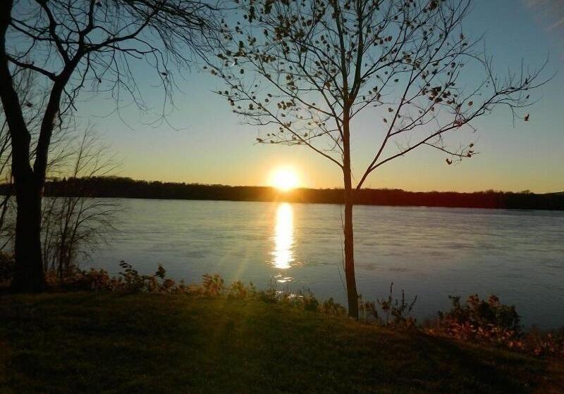 فندق The Manor On Front