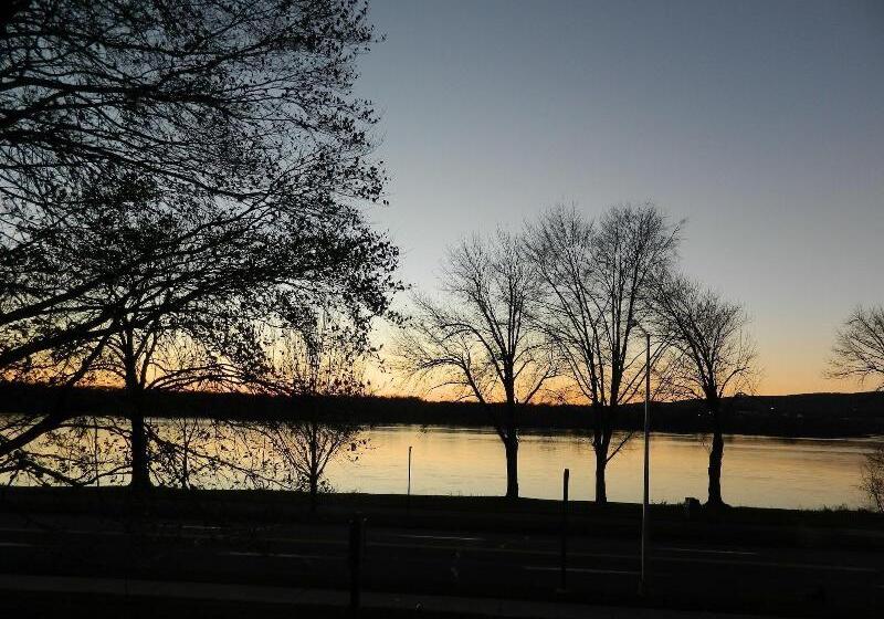 فندق The Manor On Front