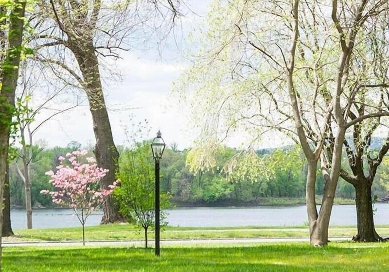 فندق The Manor On Front