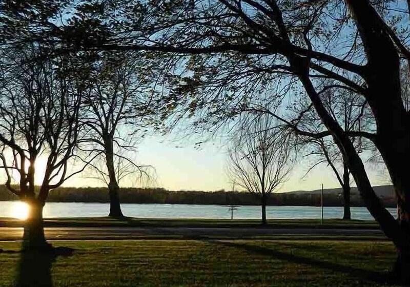 فندق The Manor On Front